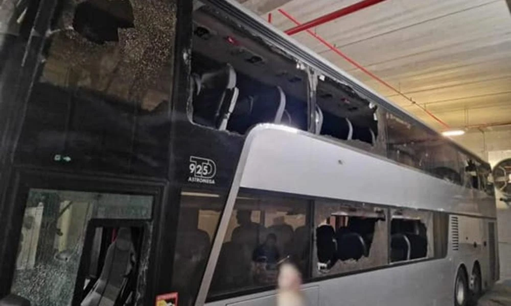 Εικόνες καταστροφής από την επίθεση και σε πούλμαν με οπαδούς της Λιόν – Έσπασαν όλα τα παράθυρα